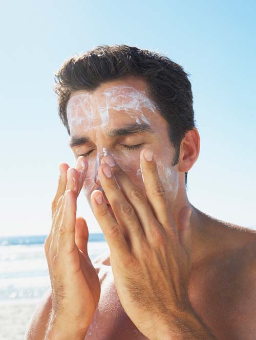  Man applying sunscreen
